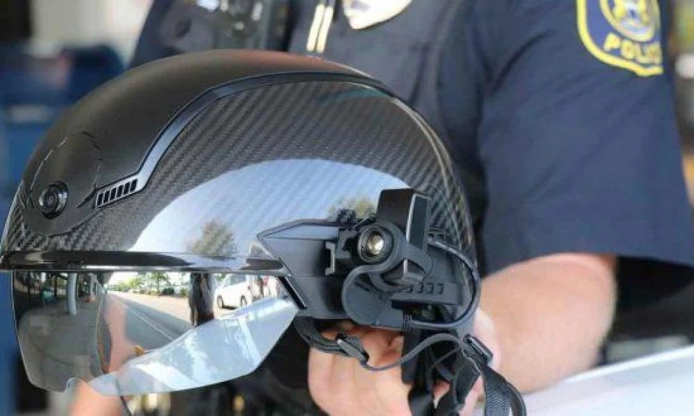 Νέο "έξυπνο" αστυνομικό κράνος σάρωσης για τον COVID-19